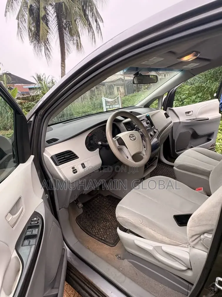 Toyota Sienna 2011 Gray