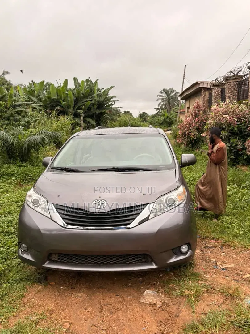 Toyota Sienna 2011 Gray