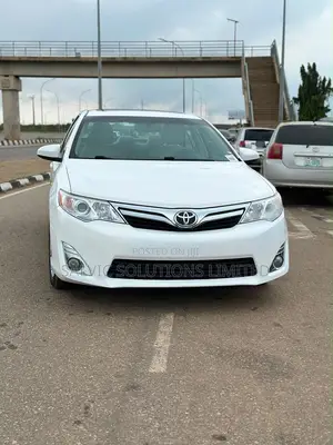 Toyota Camry XLE 4dr Sedan (2.5L 4cyl 6A) 2013 White