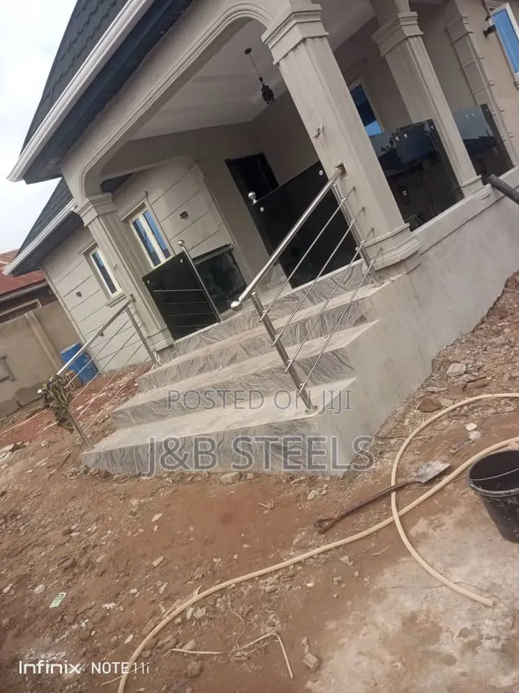 10m Frameless Black Glass