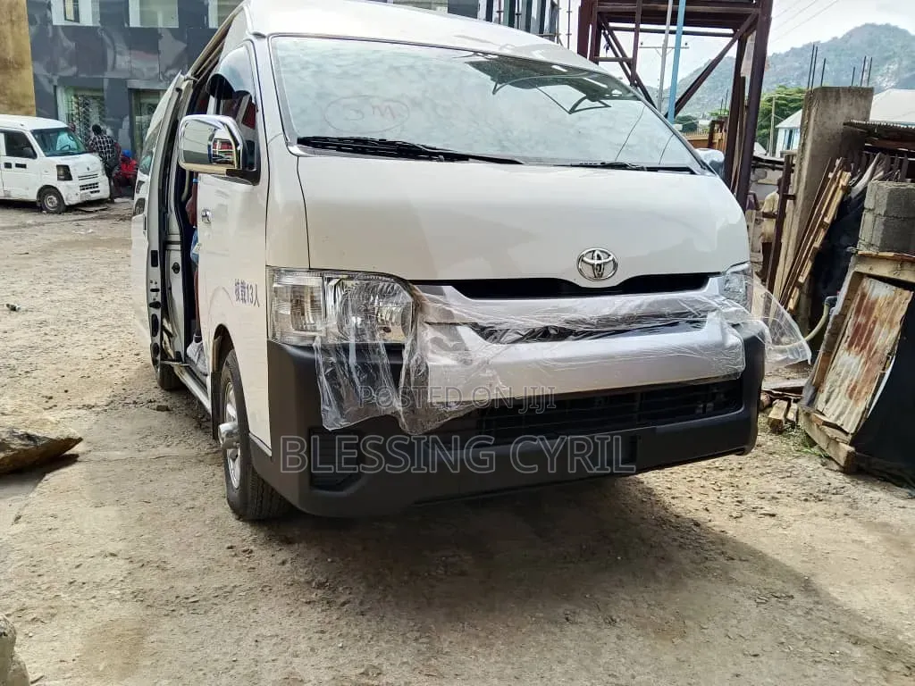 Toyota HiAce 2013 White