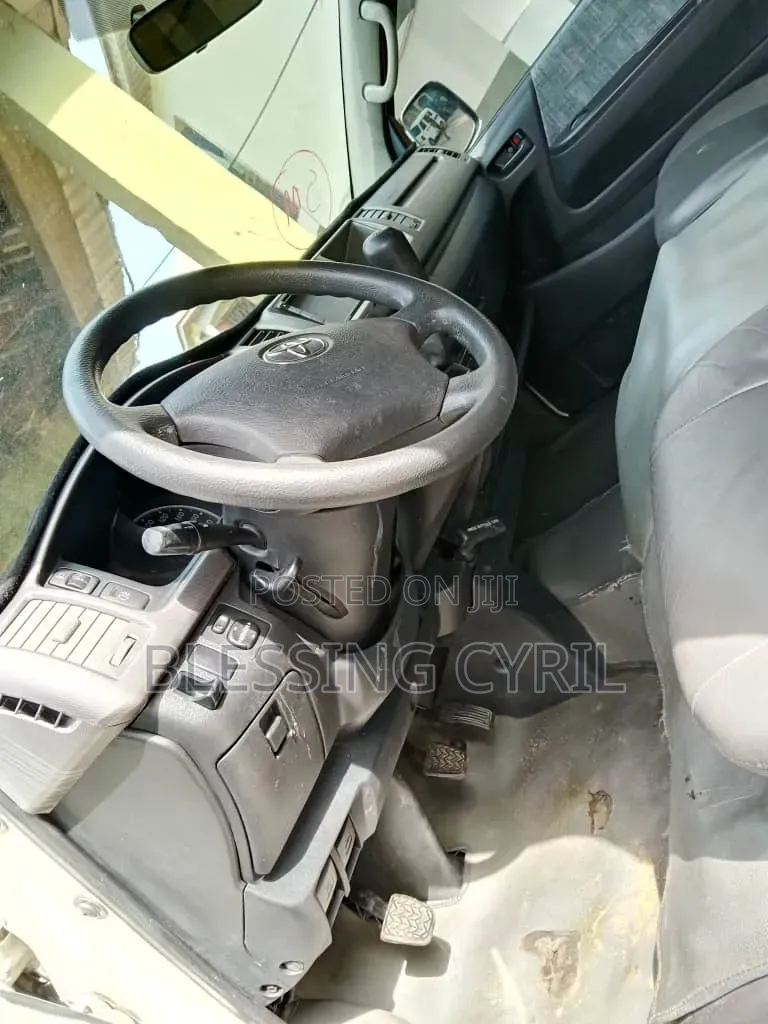 Toyota HiAce 2013 White