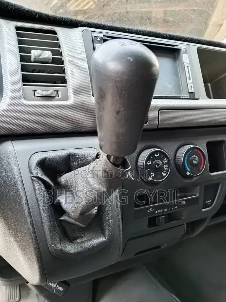 Toyota HiAce 2013 White