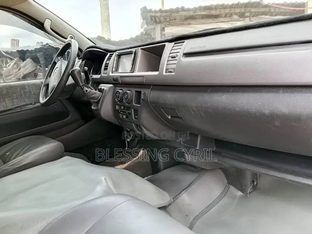 Toyota HiAce 2013 White