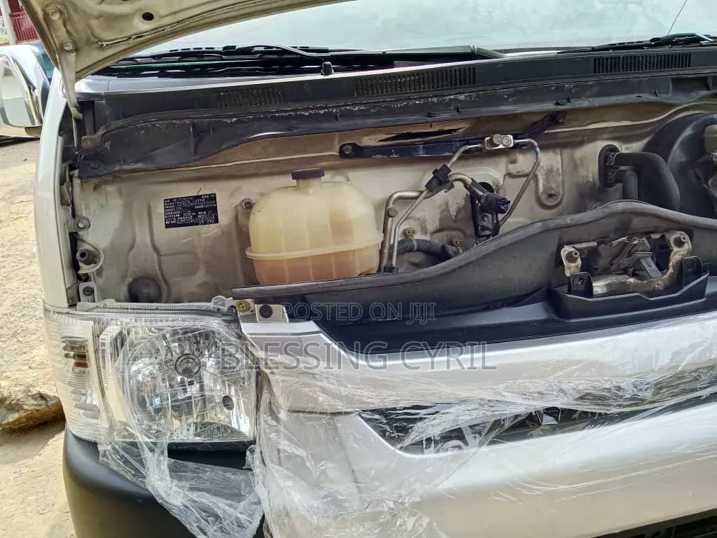 Toyota HiAce 2013 White