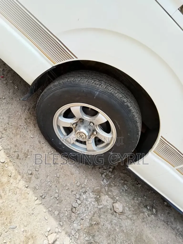Toyota HiAce 2013 White