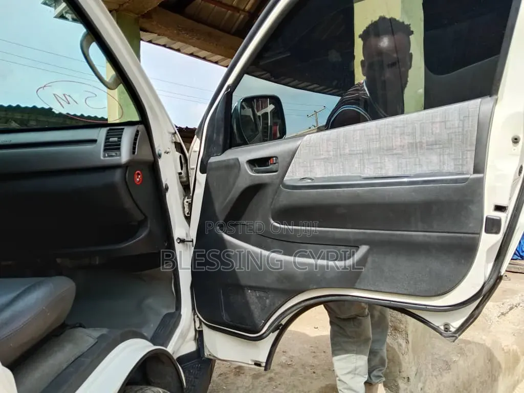 Toyota HiAce 2013 White