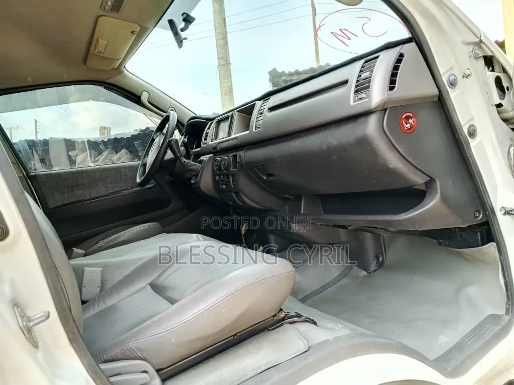 Toyota HiAce 2013 White