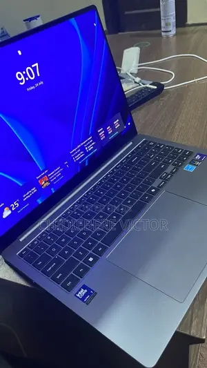 New Laptop Samsung Galaxy Book5 Pro 16GB Intel Core Ultra 7 SSD 512GB