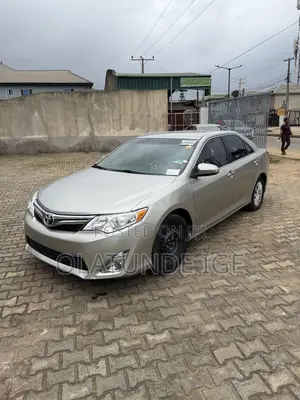 Toyota Camry LE 4dr Sedan (2.5L 4cyl 6A) 2014 Gold