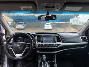 Toyota Highlander XLE 4dr SUV AWD (3.5L 6cyl 6A) 2014 Gray