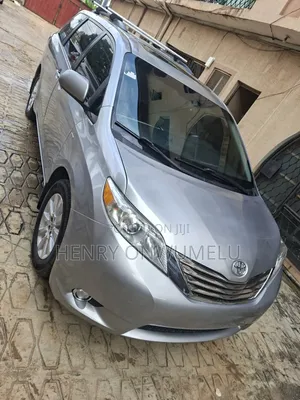 Toyota Sienna XLE 7 Passenger (3.5L 6cyl 6A) 2016 Silver
