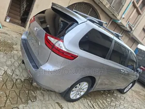 Toyota Sienna XLE 7 Passenger (3.5L 6cyl 6A) 2016 Silver