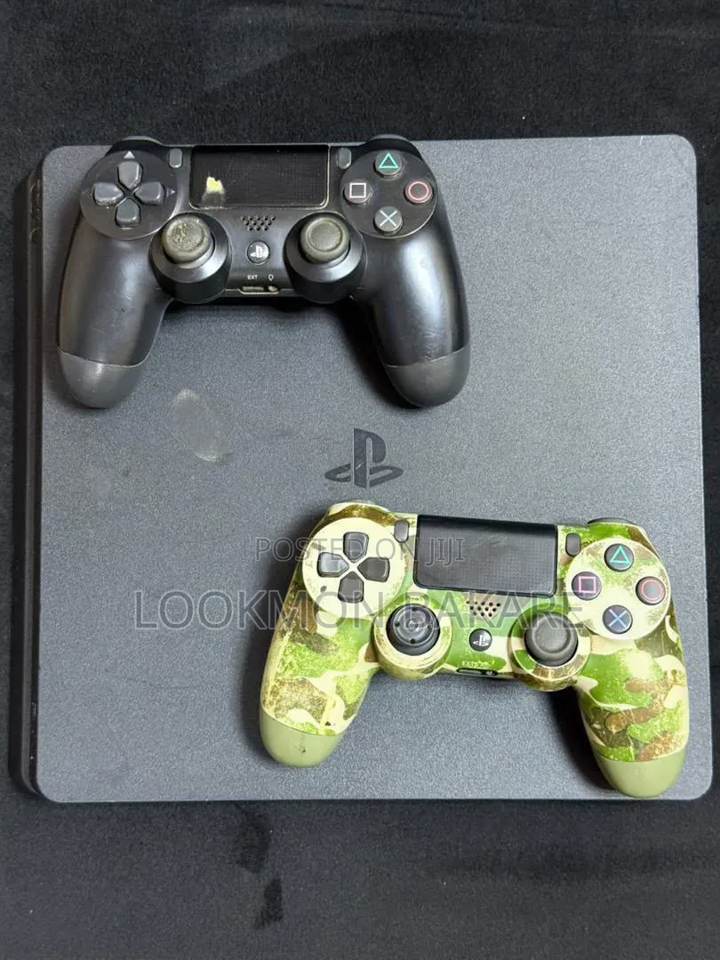 Play Station 4 Fat, 2 Pads and Installed Games