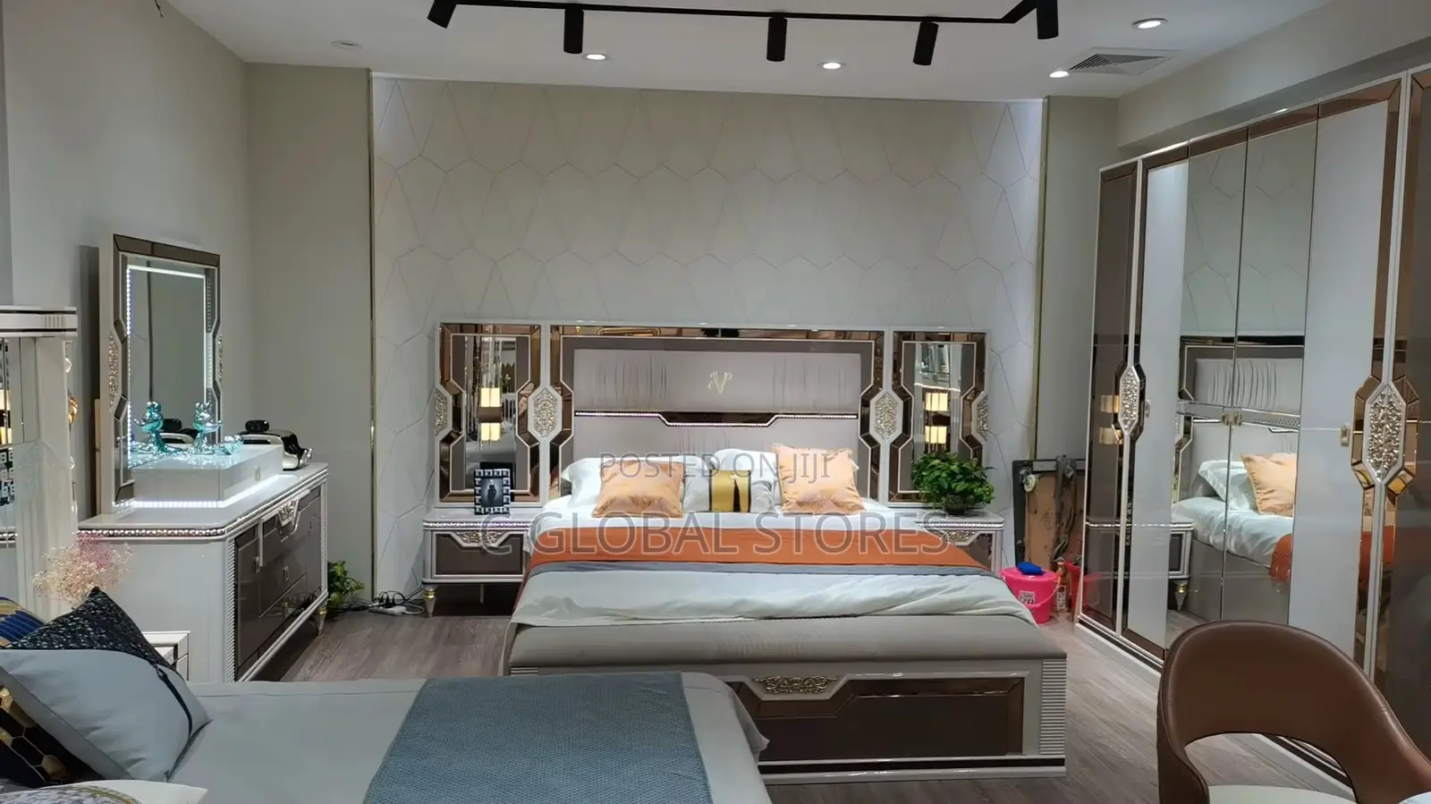 Luxurious Design Bedroom Set