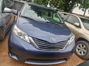 Toyota Sienna LE 7-Passenger 4dr Minivan AWD (3.5L 6cyl 6A) 2014 Blue