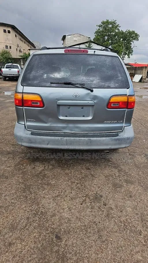 Toyota Sienna 2000 Blue