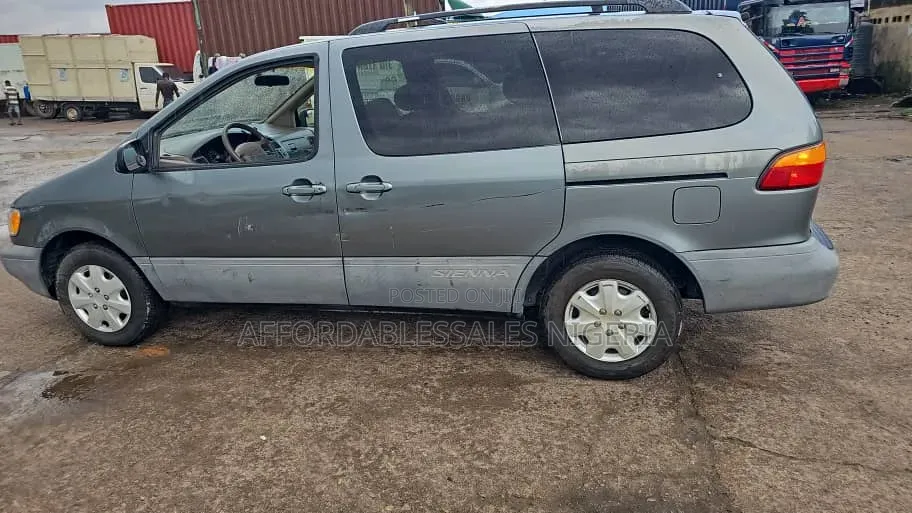 Toyota Sienna 2000 Blue