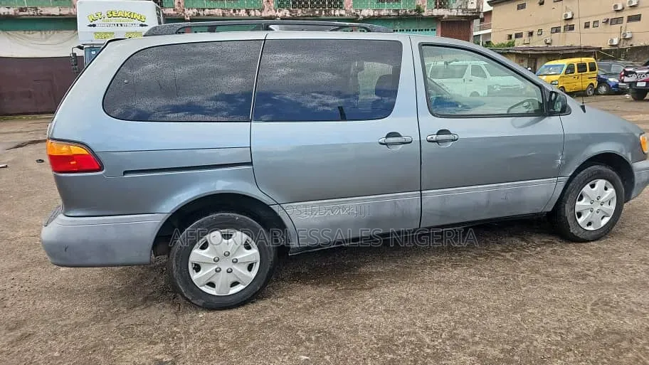 Toyota Sienna 2000 Blue