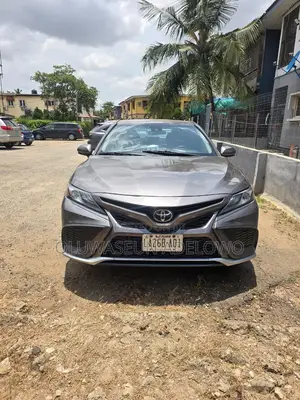 Toyota Camry SE (2.5L 4cyl 8A) 2019 Gray