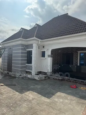 4bdrm Bungalow in Dss Quarters, Idishin for rent