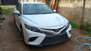 Toyota Camry SE FWD (2.5L 4cyl 8AM) 2018 White