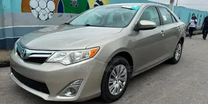 Toyota Camry SE 4dr Sedan (2.5L 4cyl 6A) 2013 Gold