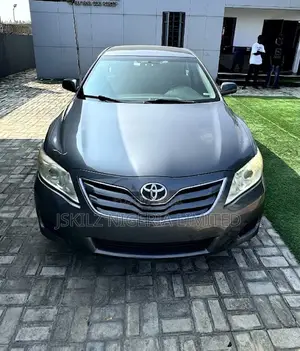 Toyota Camry LE 4dr Sedan (2.5L 4cyl 6A) 2011 Gray