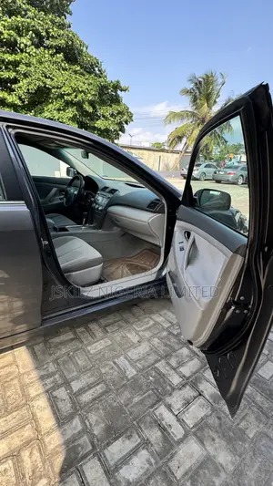 Toyota Camry LE 4dr Sedan (2.5L 4cyl 6A) 2011 Gray