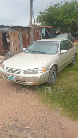 Toyota Camry 2000 Gold