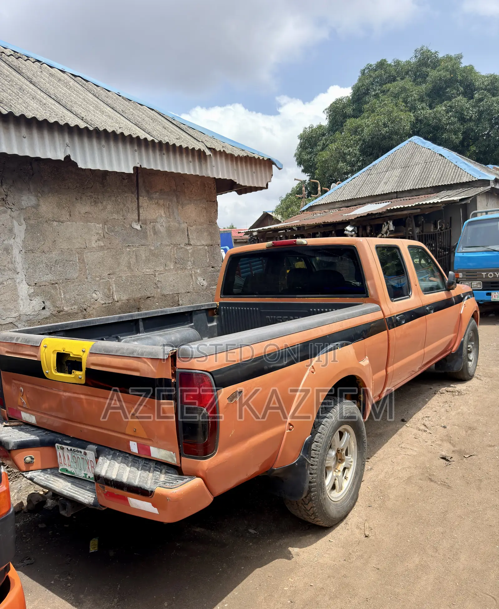 Nissan Frontier Automatic 2005 Orange