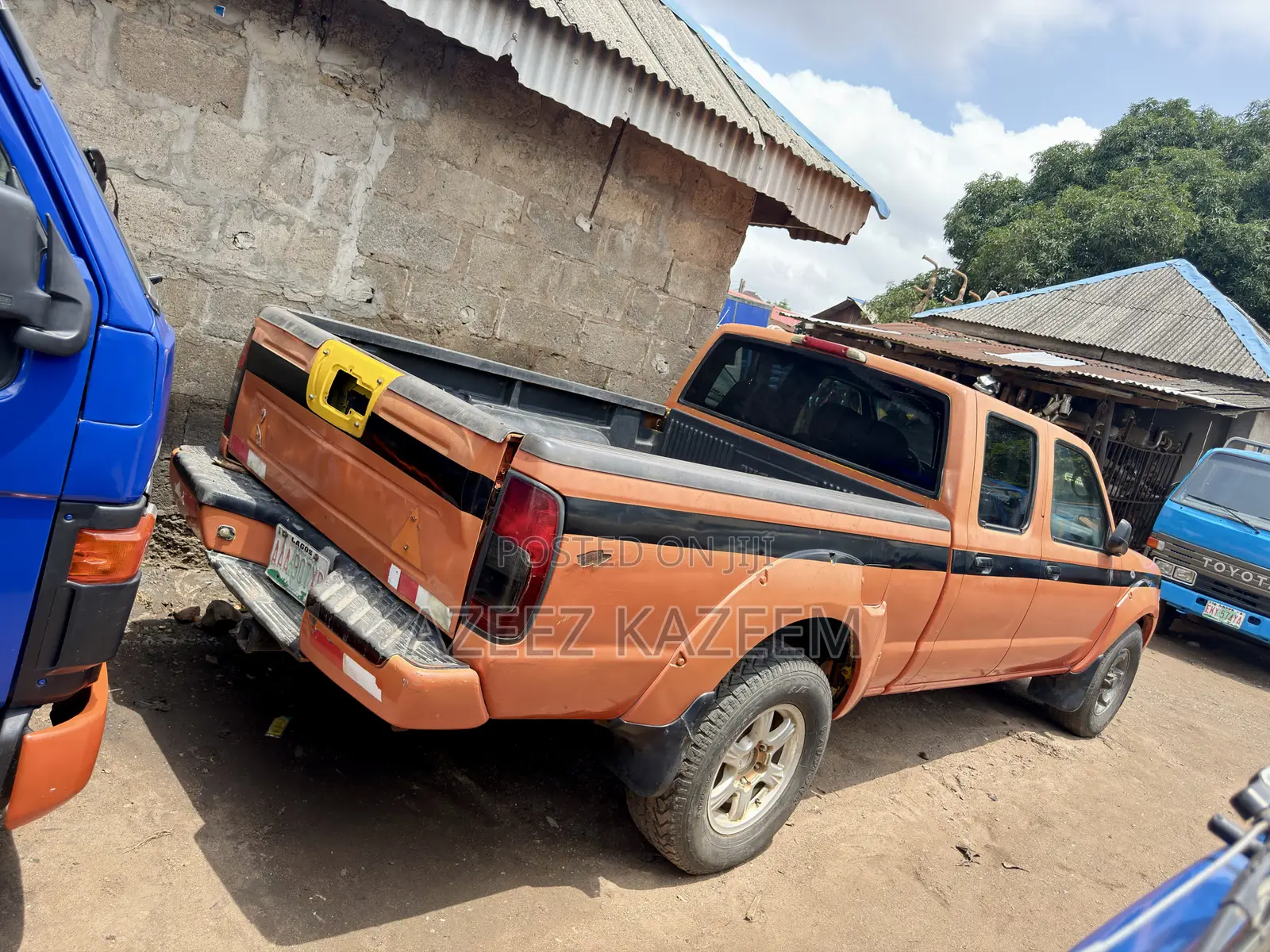 Nissan Frontier Automatic 2005 Orange