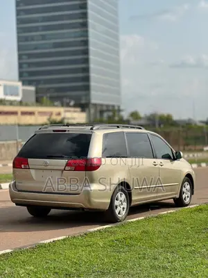 Toyota Sienna 2006 Gold
