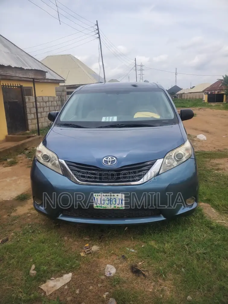 Toyota Sienna 2014 Blue