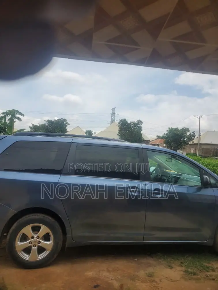 Toyota Sienna 2014 Blue