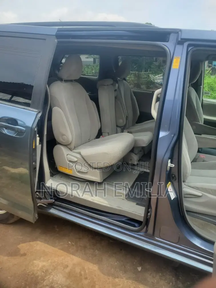 Toyota Sienna 2014 Blue