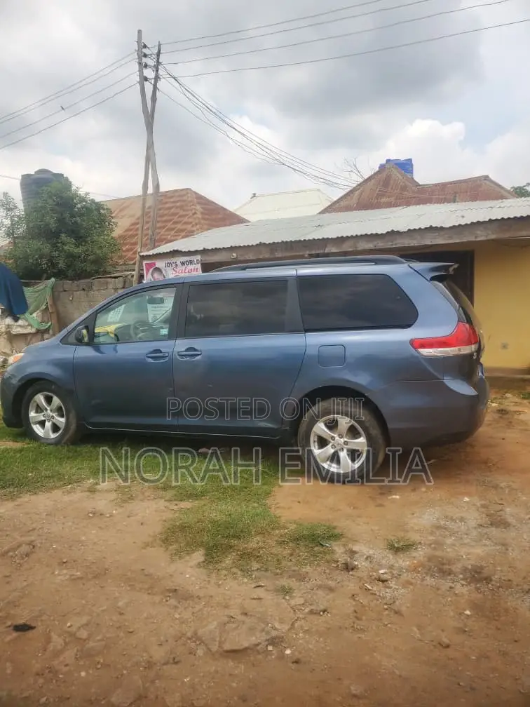 Toyota Sienna 2014 Blue