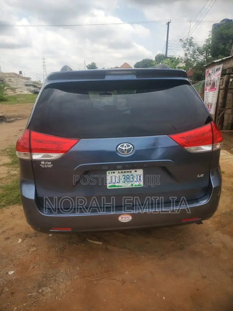 Toyota Sienna 2014 Blue