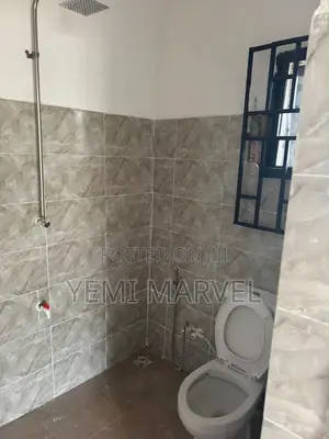 3bdrm Block of Flats in Oluyole Estate, for rent