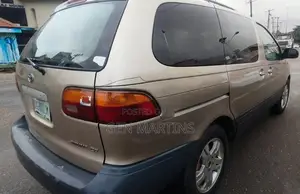 Toyota Sienna 2001 Gold