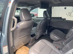 Toyota Sienna SE 8 Passenger (3.5L 6cyl 8A) 2017 Blue