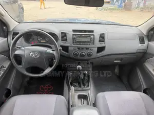 Toyota Hilux 2013 Blue