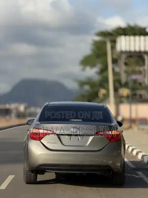 Toyota Corolla LE (1.8L 4cyl 2A) 2018 Gray