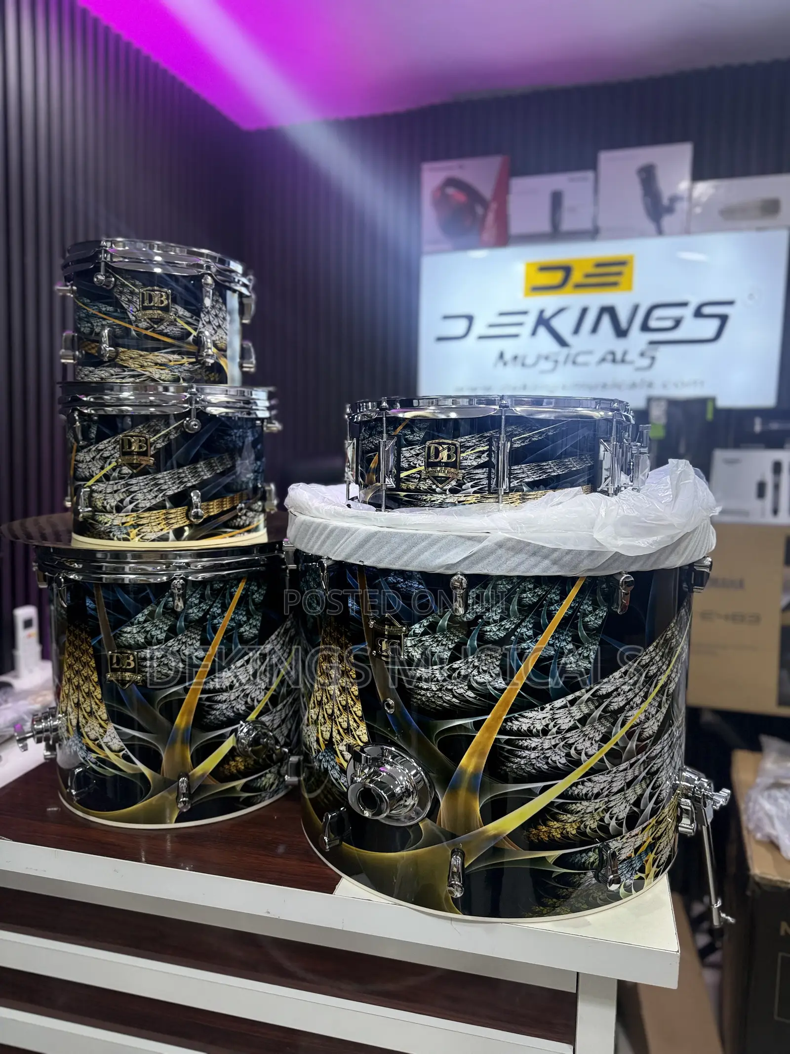 Drummer Boss (DB) C7S 5-Piece Acoustic Drum Set.