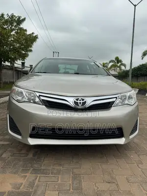 Toyota Camry LE 4dr Sedan (2.5L 4cyl 6A) 2014 Gold