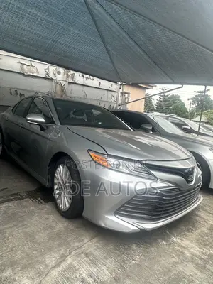 Toyota Camry XLE FWD (2.5L 4cyl 8AM) 2018 Silver