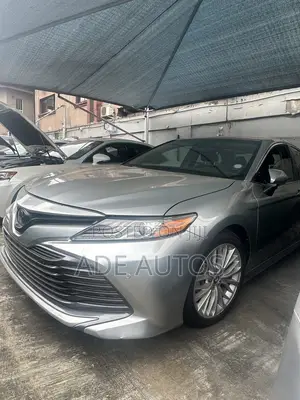 Toyota Camry XLE FWD (2.5L 4cyl 8AM) 2018 Silver