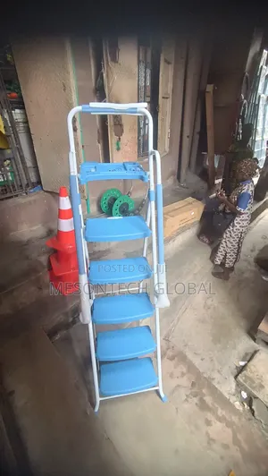 5 Step Foldable Ladder With Tool Tray