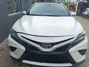Toyota Camry XSE FWD (2.5L 4cyl 8AM) 2018 White