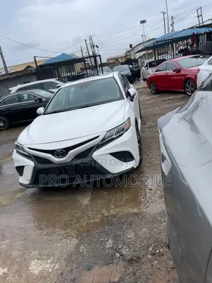 Toyota Camry SE (2.5L 4cyl 8A) 2019 White